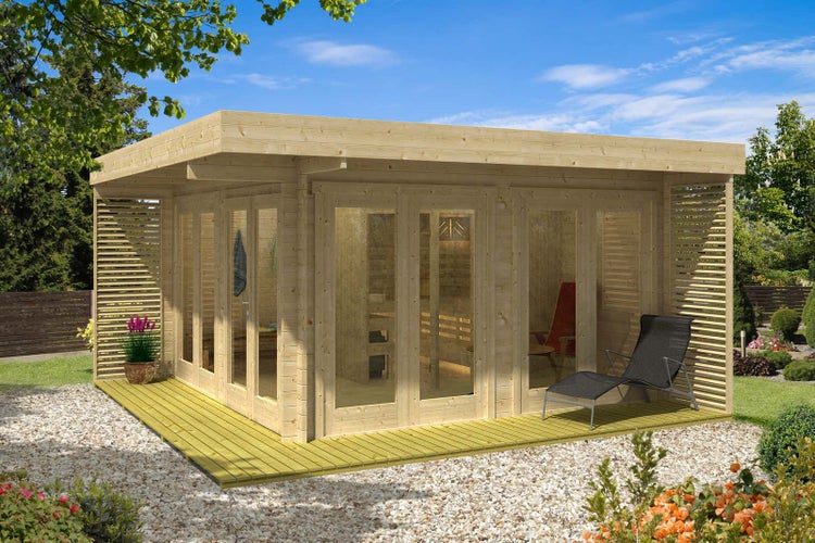 Moderne Gartensauna aus Holz mit Flachdach, großen Glaselementen und einer Holzterrasse in einer hellen Gartenumgebung.