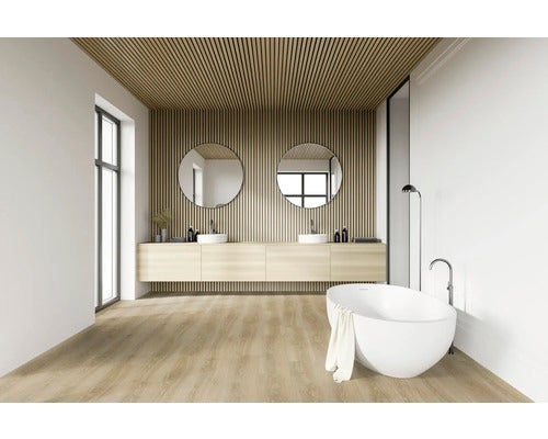 Helles Badezimmer mit Badewanne, Waschtisch mit zwei Waschbecken und Holzverkleidung an Decke und Wand