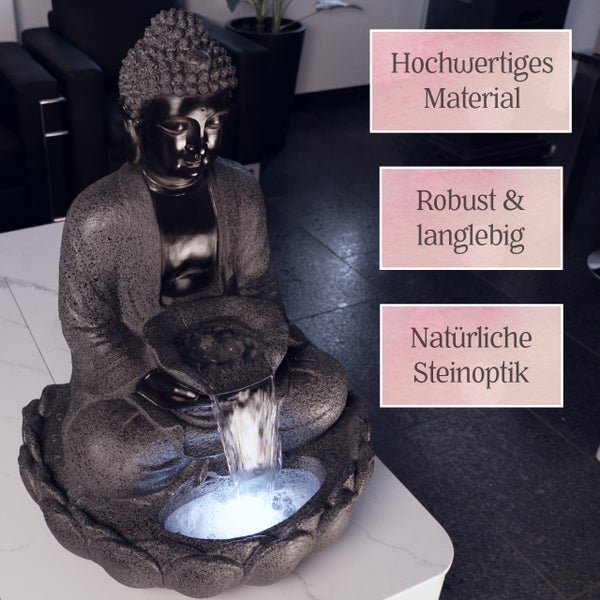 Buddha-Zimmerbrunnen in Steinoptik mit beleuchtetem Wasserlauf und Schale.