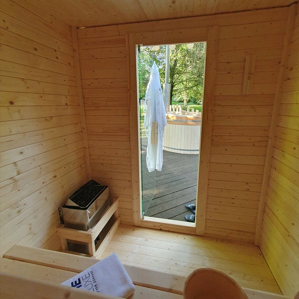 Home Deluxe - Outdoor Saunahaus TALO L - für 4 Personen - Maße: 221 x 217 x 221 cm, Holz: Fichtenholz - inkl. Saunaofen und Saunazubehör I Gartensauna, Außensauna, Sauna