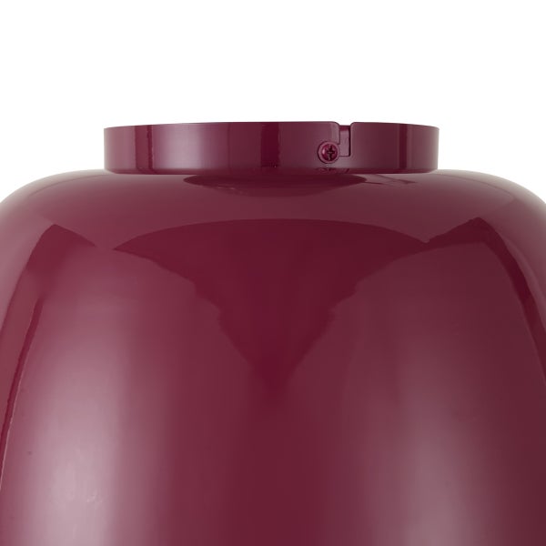 Detailansicht des oberen Halses eines glänzenden Lampenschirms mit Befestigungsring und Schraube.