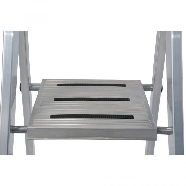 Detailansicht einer Stufe einer Aluminium Leiter.