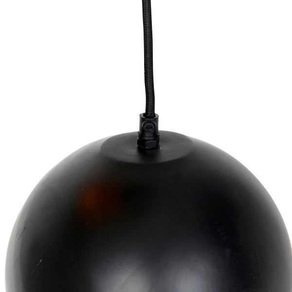 Detailaufnahme einer schwarzen Pendelleuchte mit Textilkabel