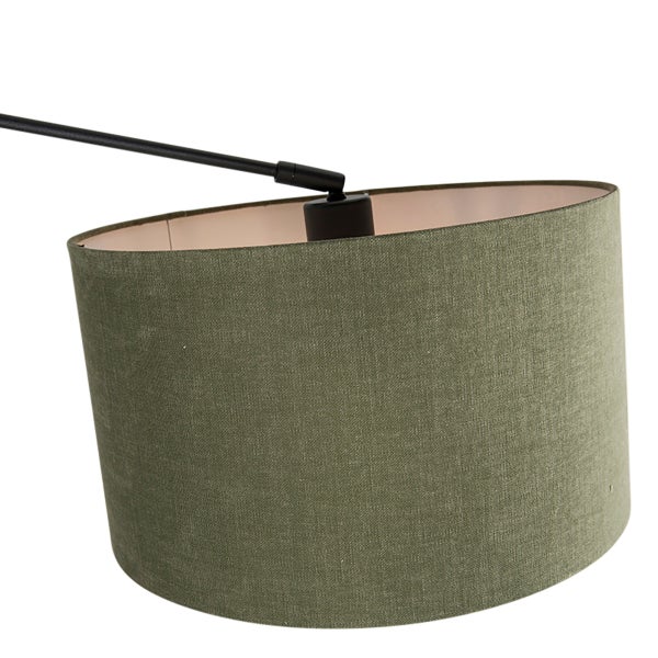 Nahaufnahme einer Textillampe mit einem schwarzen Metallarm.