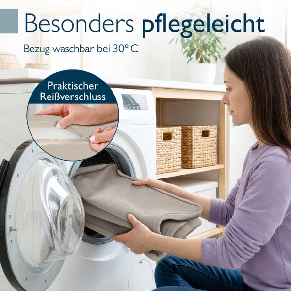 Eine Frau legt einen waschbaren Bezug mit Reißverschluss in eine Waschmaschine. Der Bezug ist bei 30 Grad waschbar.
