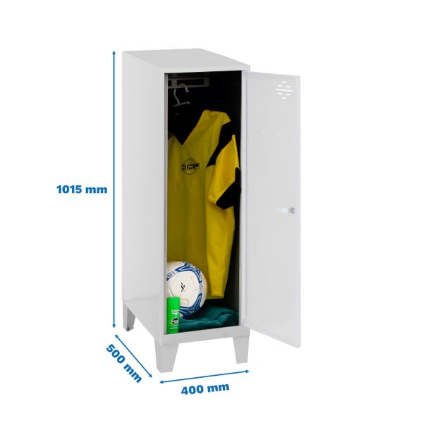 Offener Metallspind mit Sportbekleidung, Ball und Handtuch