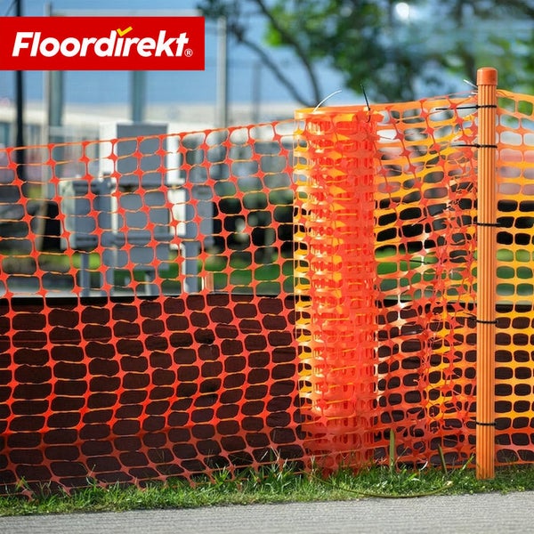 Floordirekt Logo. Oranger Absperrzaun aus Kunststoffgewebe, befestigt an einem Pfosten im Außenbereich.