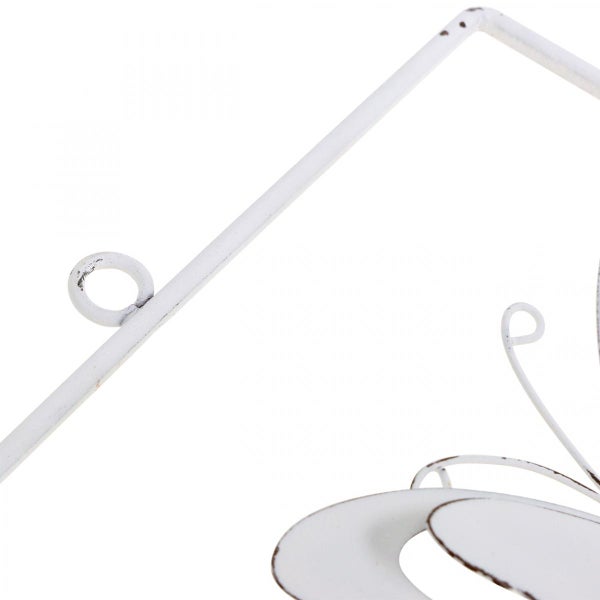 Detailansicht einer weißen Gartendekoration mit Schmetterlingsmotiv