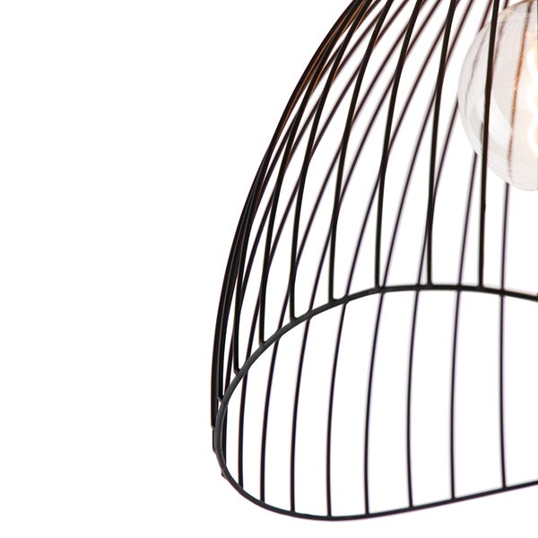 Detailaufnahme einer Pendelleuchte mit schwarzem Drahtgestell und Glühbirne