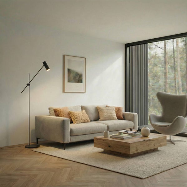 Wohnzimmer mit Sofa, Sessel, Couchtisch und Stehlampe