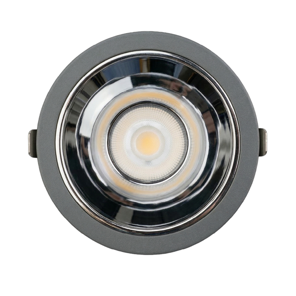 Runder LED Einbaustrahler aus Metall in Grau mit Reflektor.