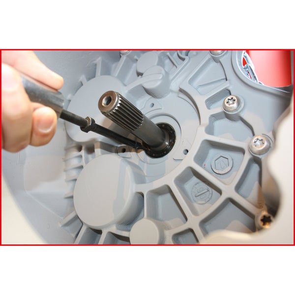 Einbau einer Getriebewelle mit Werkzeug