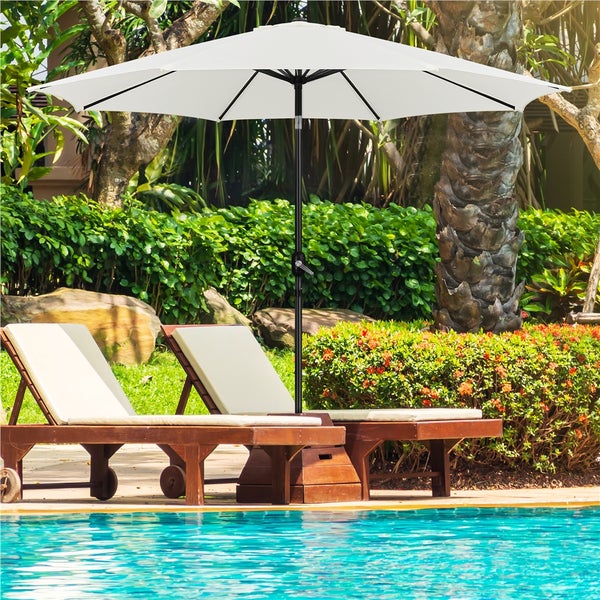 Szene mit einem Sonnenschirm neben einem Schwimmbecken und zwei Liegestühlen