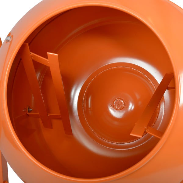 Innenansicht einer Betonmischertrommel aus Metall mit Mischschaufeln.