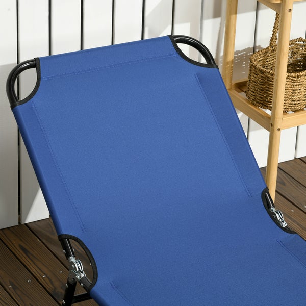 Blaue Gartenliege mit schwarzem Metallgestell auf einem Holzboden.
