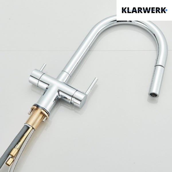 Klarwerk Logo. Küchenarmatur mit hohem Rundbogenauslauf, herausziehbarer Brause, zwei Hebelgriffen und Anschlussschläuchen.