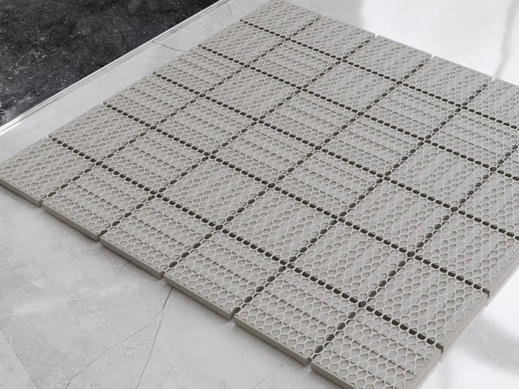 Quadratische Mosaikfliese mit strukturierter Oberfläche auf Netz für Wand und Boden.