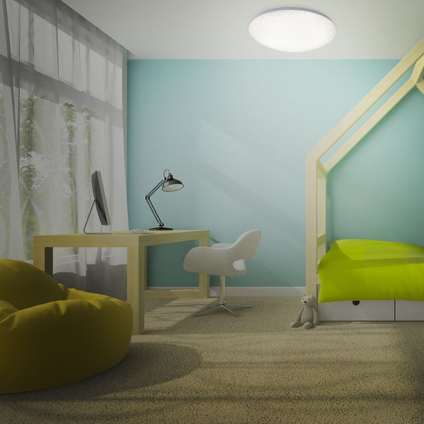 Hell gestaltetes Kinderzimmer mit runder LED-Deckenleuchte, Schreibtisch aus Holz, Hausbett und hellblauen Wänden.