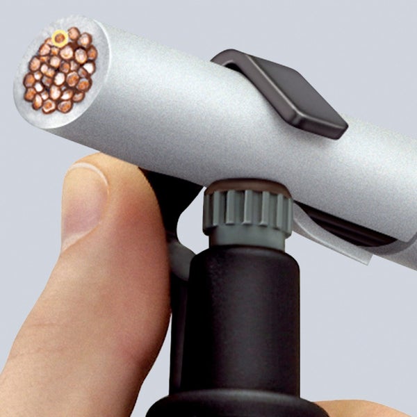 Detailaufnahme einer Abisolierzange im Einsatz an einem Kabel