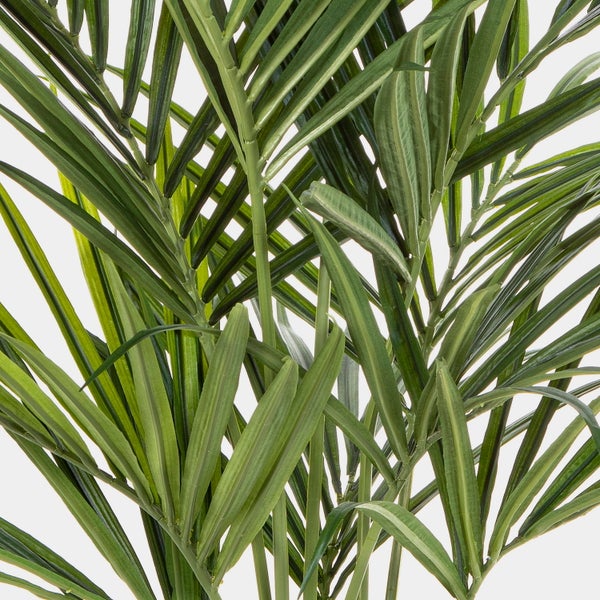 Detailansicht der grünen Blätter einer künstlichen Palme.