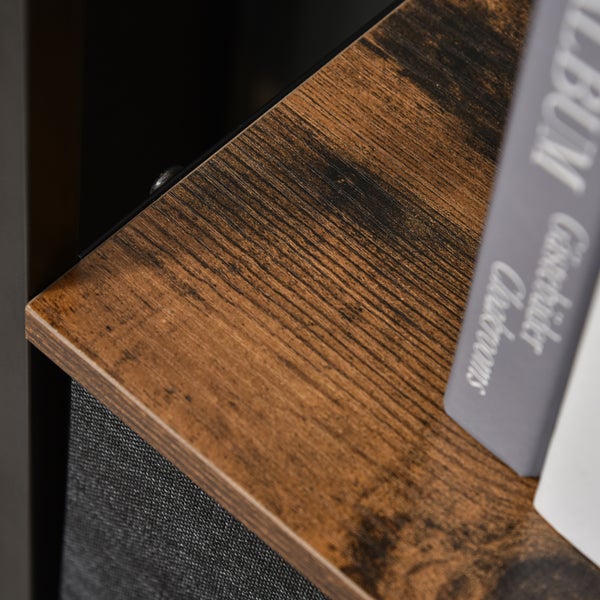 Wäschekorb aus Bambus mit Stoffeinsatz und weißer Wäsche