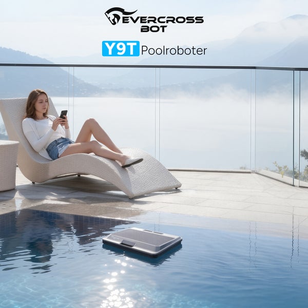 Evercross Bot Logo. Poolroboter Evercross Bot Y9T im Pool auf einer Terrasse mit Liegestuhl und Bergblick.