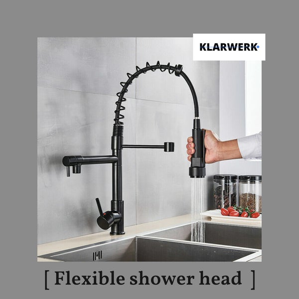 Schwarze Küchenarmatur Klarwerk mit flexibler Brause und zusätzlichem Auslauf, montiert an einer Edelstahlspüle.