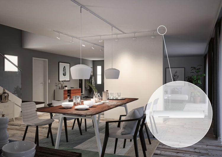 Helles, aufgeräumtes Esszimmer mit Schienensystem an der Decke, weißen Pendelleuchten über dem Holztisch und Detailansicht einer Schienenkomponente.