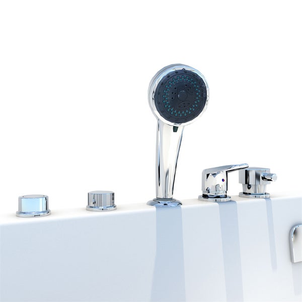 Verchromte 4-Loch-Wannenrandarmatur mit Handbrause und Bedienelementen auf einem weißen Badewannenrand.