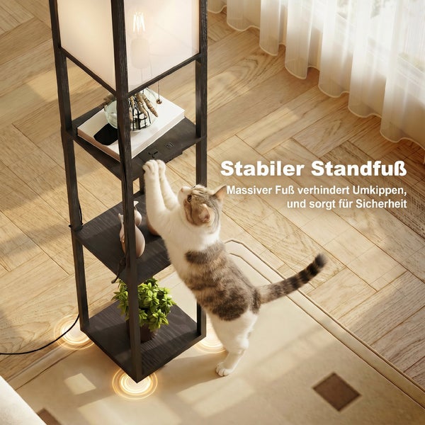 Moderne Stehleuchte mit Regalfächern und massivem, stabilem Standfuß in einem hellen Wohnzimmer.