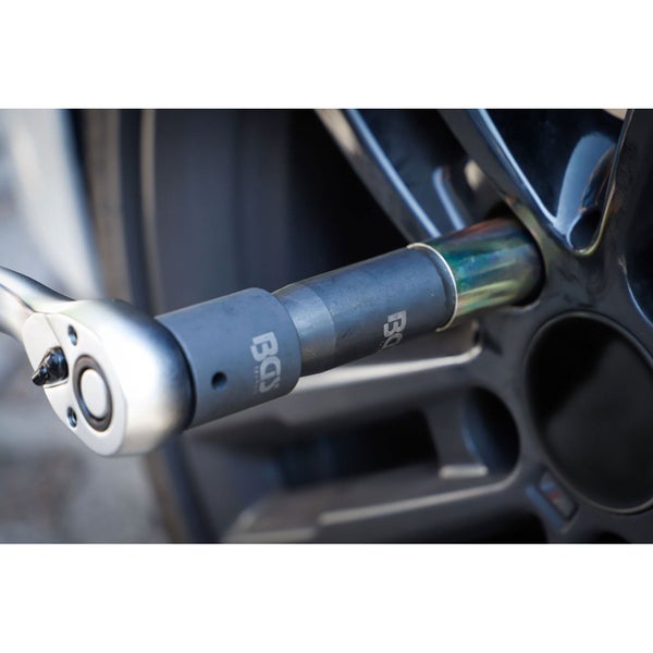 BGS Technik Steckschlüssel im Einsatz an einem Autorad