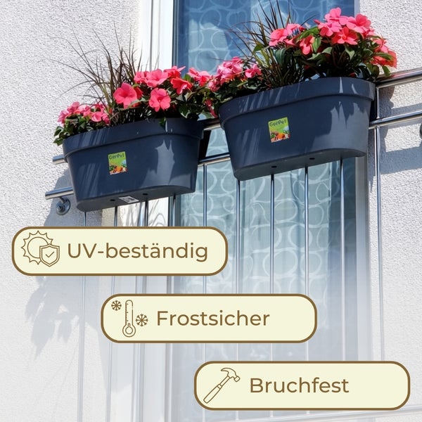 Zwei Balkonkästen mit Blumen am Geländer, UV-beständig, frostsicher und bruchfest.