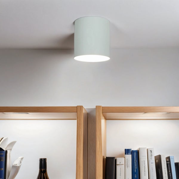 Deckenleuchte über einem Bücherregal mit Beleuchtung.