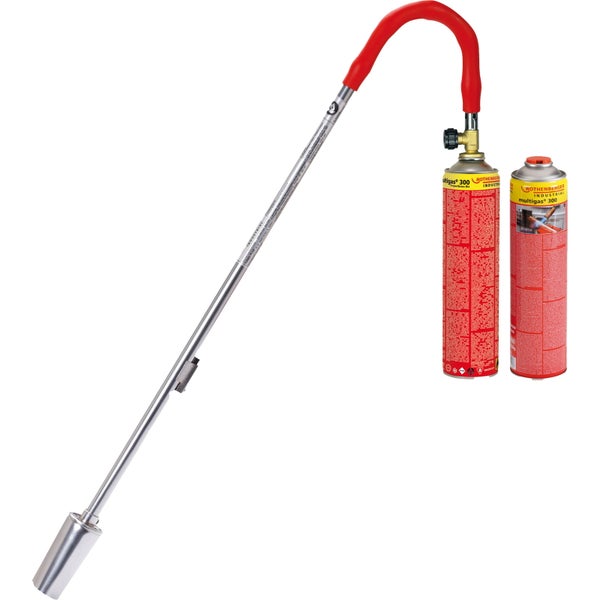 Feuerstelle mit Anzündholz wird mit einem Anzünder entzündet