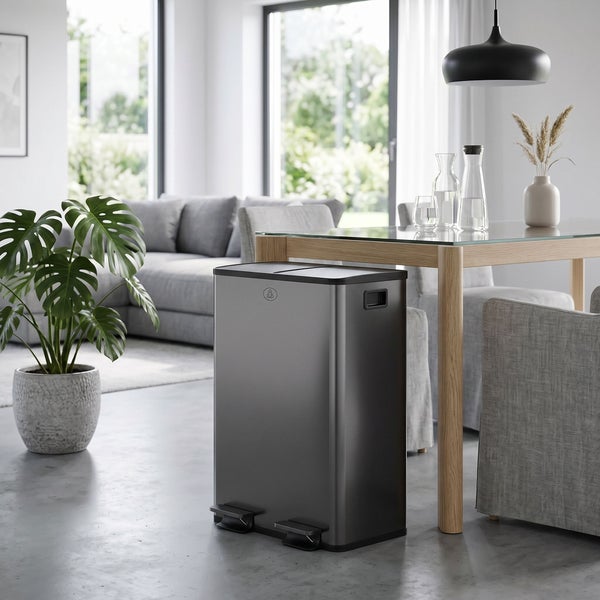 Moderner Mülltrenner mit zwei Pedalen in einem hellen Wohnzimmer mit Essbereich und Sofa.
