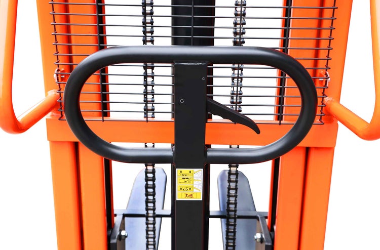 Detailansicht eines Gabelstaplers mit Handgriff und Bedienungsanleitung