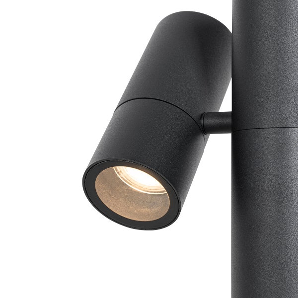 Nahaufnahme eines schwarzen, zylindrischen LED-Strahlers aus Metall mit warmweißem Licht.