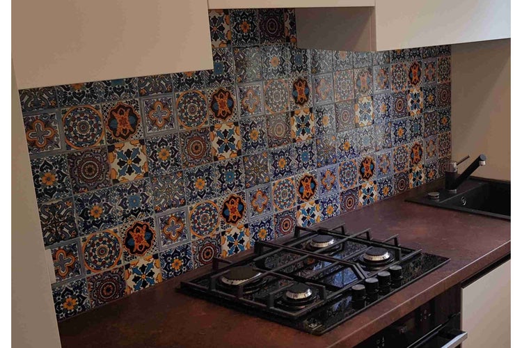 Küchenszene mit Fliesenspiegel, Kochfeld und Spüle