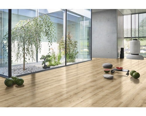 Heller Raum mit Holzboden und Zen-Garten