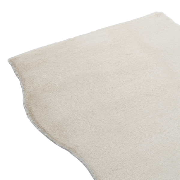Hochflor-Teppich mit weicher Kunstfell-Struktur in Tierfellform.