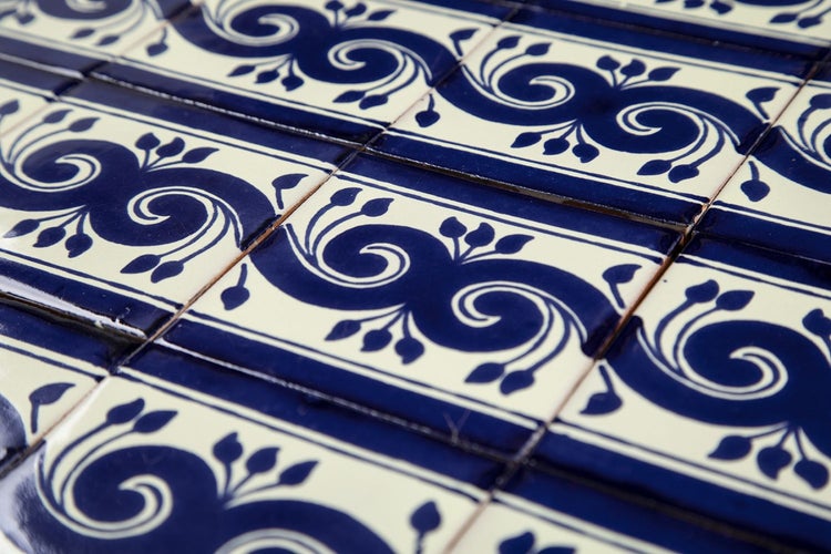 Nahaufnahme von Keramikfliesen mit blauem Dekor