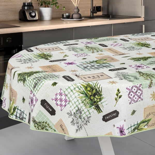 Küchenszene mit einem runden Tisch, der mit einer Kräutertischdecke bedeckt ist