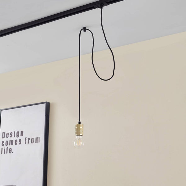 Pendelleuchte mit schwarzem Kabel und goldfarbener Fassung, montiert an einem Schienensystem vor einer Wand mit Bilderrahmen.