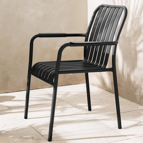 Gartenstuhl aus Metall in Schwarz mit Armlehnen und Lattenstruktur an Sitzfläche und Rückenlehne.