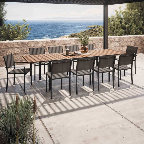Modernes Gartenmöbel-Set mit großem rechteckigem Tisch in Holzoptik und 10 dunklen Metallstühlen mit Textilbespannung.