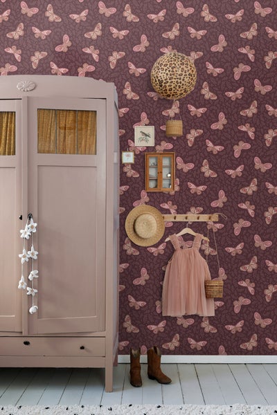 Kinderzimmer mit Kleiderschrank und Schmetterlingstapete