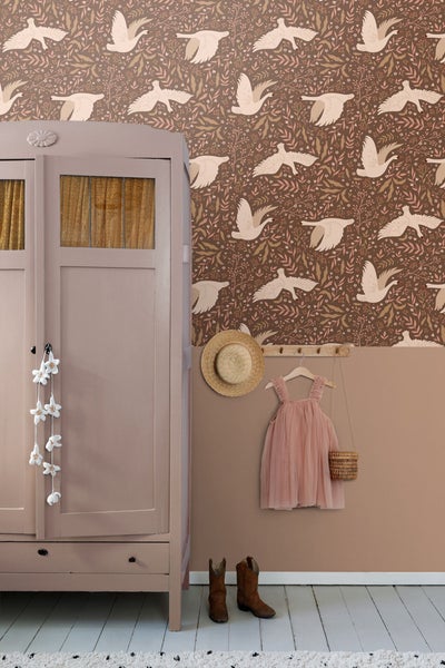 Kinderzimmer mit Schrank, Wandgarderobe, Kleid, Hut, Stiefeln und Tapete mit Vogelmuster