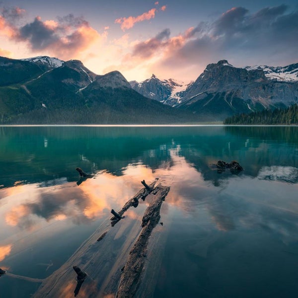 Berge und ein See bei Sonnenaufgang