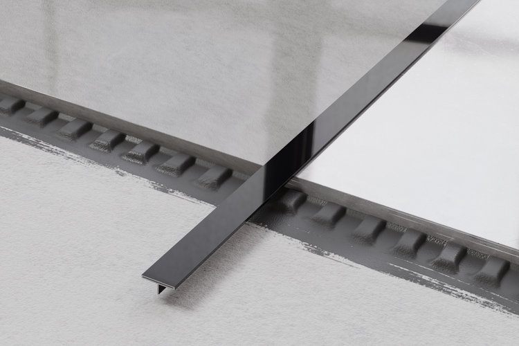 Fliesenschiene zwischen zwei Fliesen