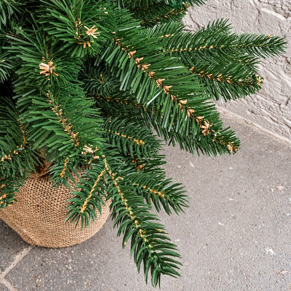 Detailansicht eines künstlichen Weihnachtsbaums in einem Jutesack zur Dekoration